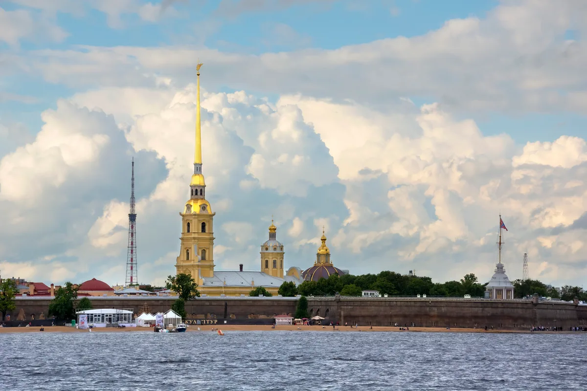 Петропавловская крепость и Петропавловский собор со шпилем, вид с Невы
